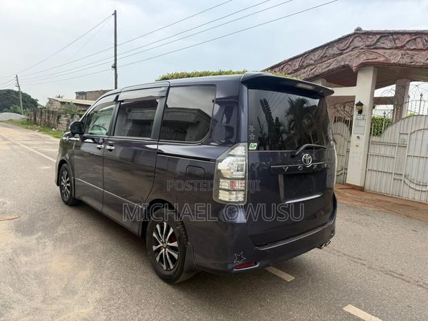 Toyota Voxy 2013 Blue