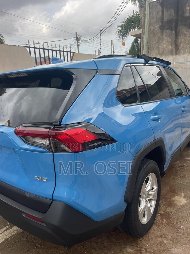 Toyota RAV4 XLE AWD 2019 Blue