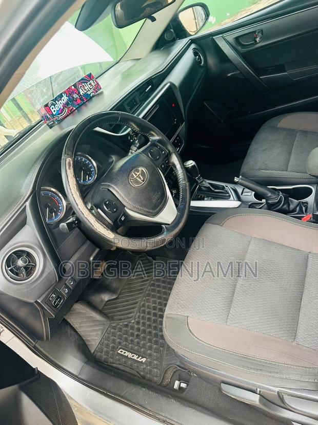 Toyota Corolla LE (1.8L 4cyl 2A) 2019 Silver
