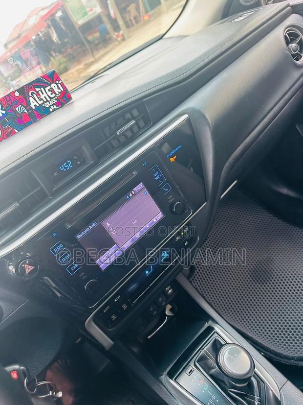 Toyota Corolla LE (1.8L 4cyl 2A) 2019 Silver