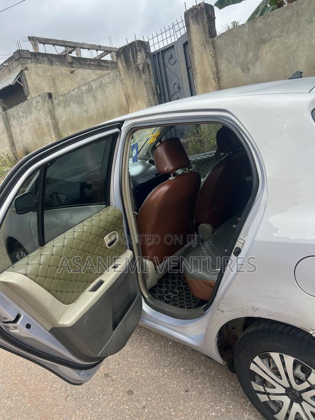 Toyota Vitz 1.3 FWD 3dr 2010 Silver