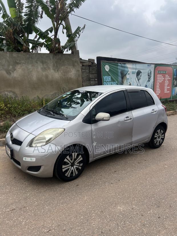Toyota Vitz 1.3 FWD 3dr 2010 Silver