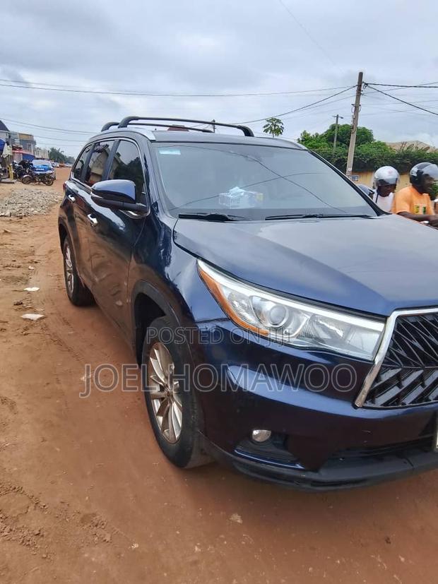 Toyota Highlander SE 2019 Blue