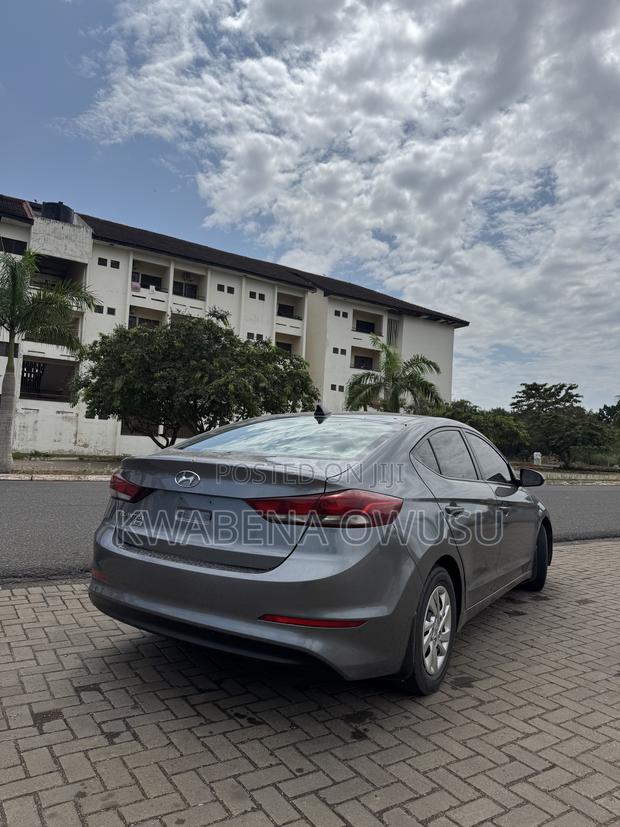 Hyundai Elantra SE Sedan FWD (2.0L 4cyl 6M) 2017 Gray