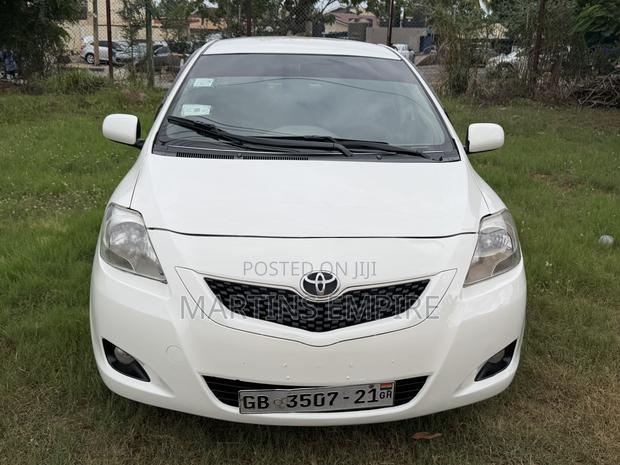 Toyota Yaris Base Sedan 4dr 2010 White