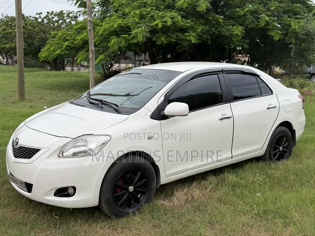 Toyota Yaris Base Sedan 4dr 2010 White