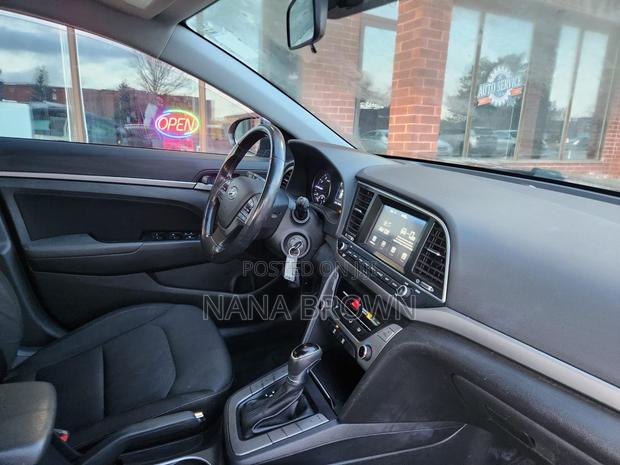 Hyundai Elantra Limited Sedan FWD (2.0L 4cyl 6A) 2017