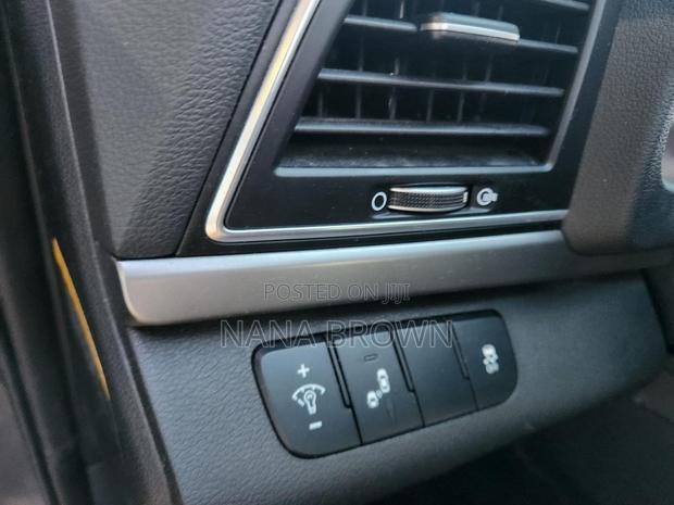 Hyundai Elantra Limited Sedan FWD (2.0L 4cyl 6A) 2017