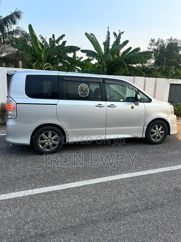 Toyota Voxy X 4WD 8-Seater 2010 Silver