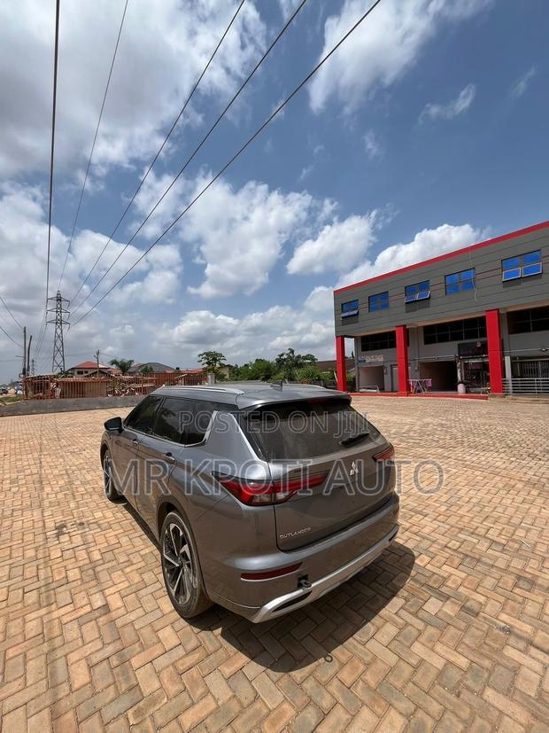 Mitsubishi Outlander 2022 Gray
