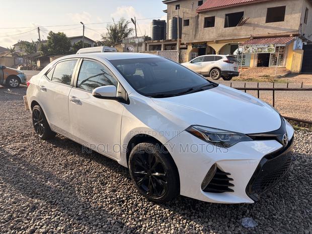 Toyota Corolla SE 4dr Sedan (1.8L 4cyl CVT) 2017 White