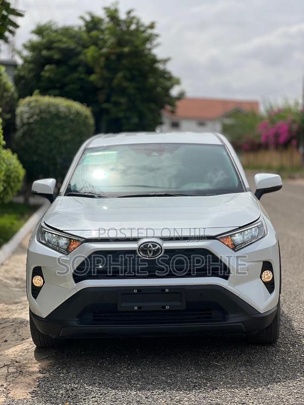 Toyota RAV4 LE AWD 2024 White