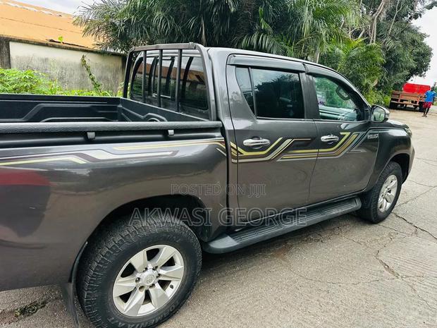 Toyota Hilux 2019 Gray