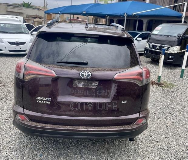 Toyota RAV4 LE FWD (2.5L 4cyl 6A) 2017 Red