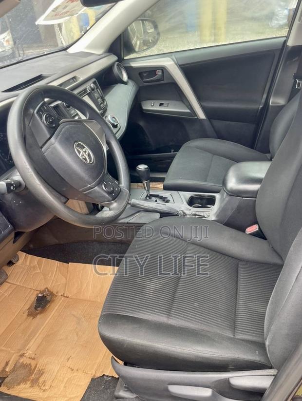 Toyota RAV4 LE FWD (2.5L 4cyl 6A) 2017 Red