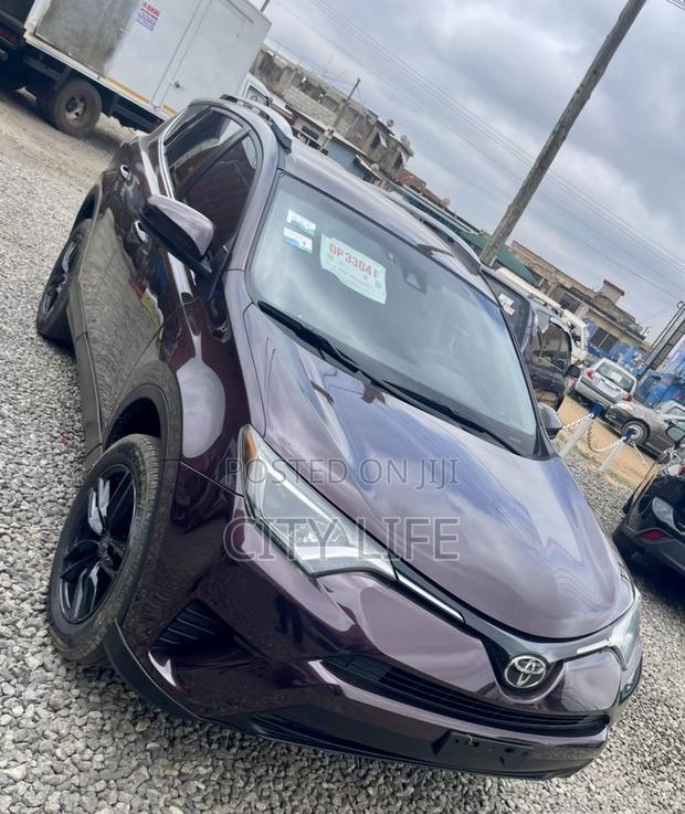 Toyota RAV4 LE FWD (2.5L 4cyl 6A) 2017 Red