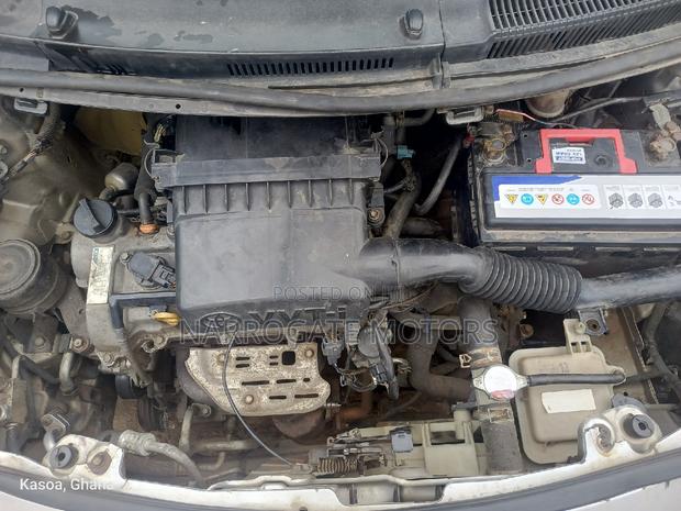 Toyota Vitz 2009 Silver
