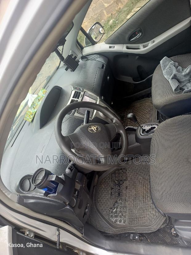Toyota Vitz 2009 Silver