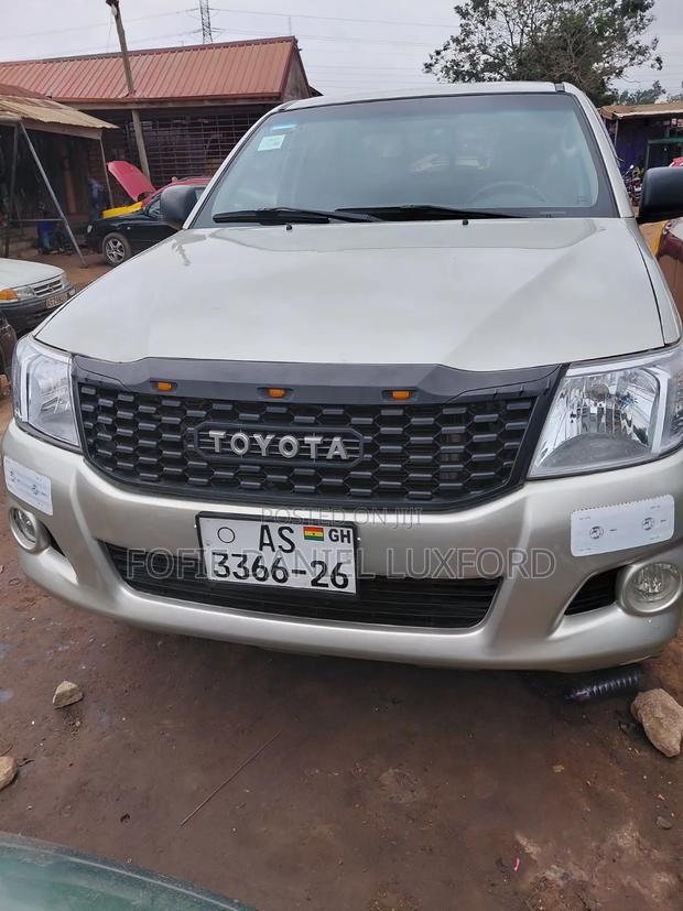 Toyota Hilux 2012 Gold