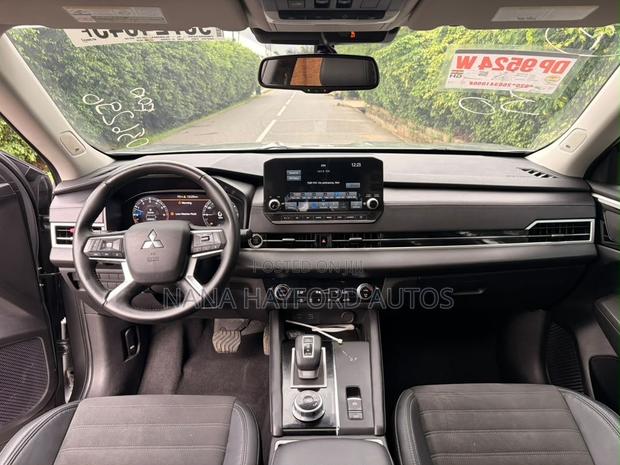 Mitsubishi Outlander 2022 Gray