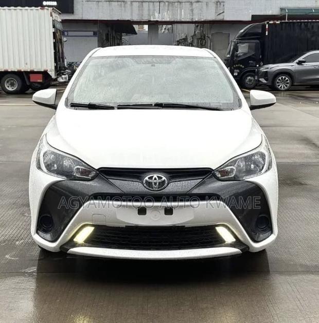 Toyota Yaris LE Hatchback 5dr 2016 White