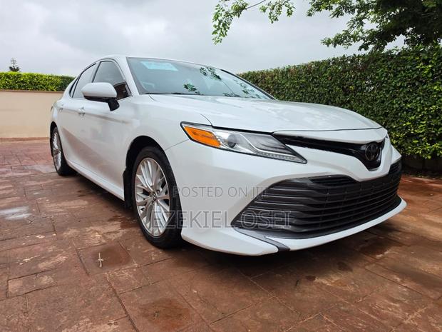 Toyota Camry LE (2.5L 4cyl 8A) 2019 White