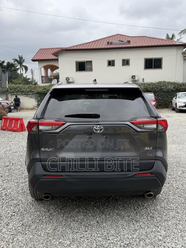 Toyota RAV4 XLE FWD 2024 Gray