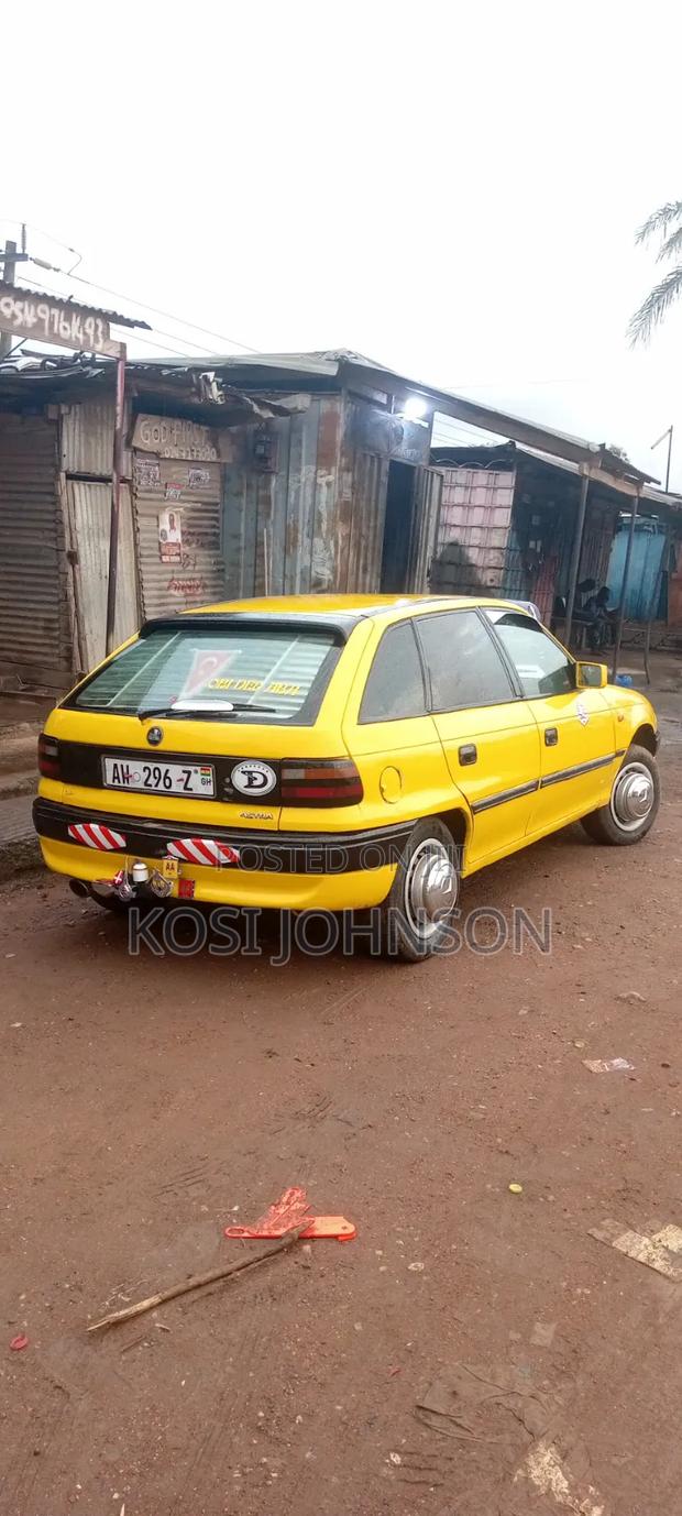 Opel Astra 2000 Yellow