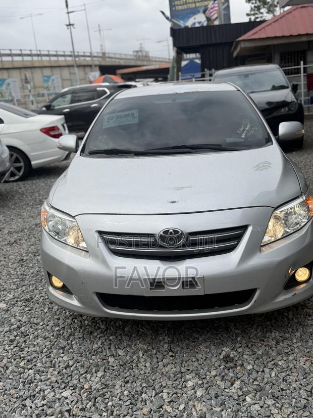 Toyota Corolla Base 4dr Sedan (1.8L 4cyl 5M) 2011 Silver