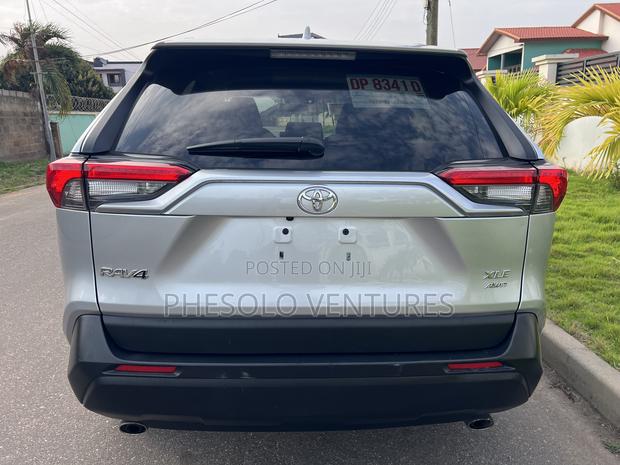 Toyota RAV4 XLE 2022 Silver