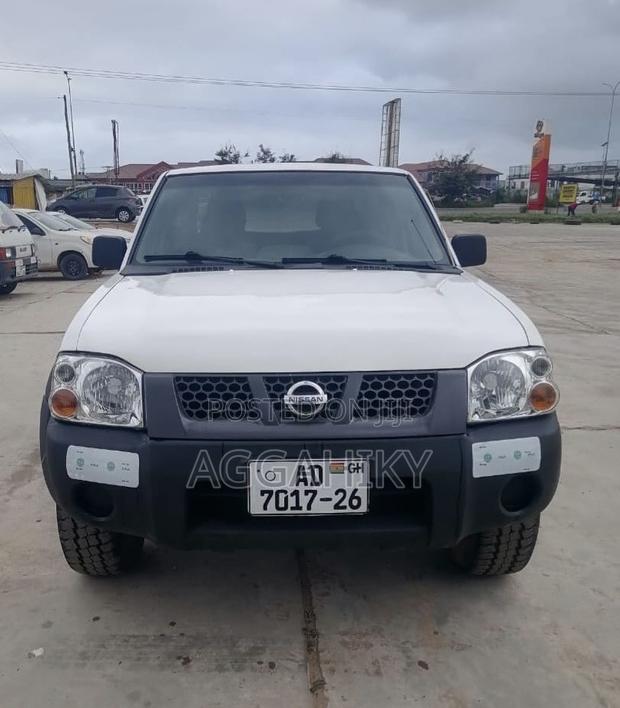 Nissan Hardbody 2010 White