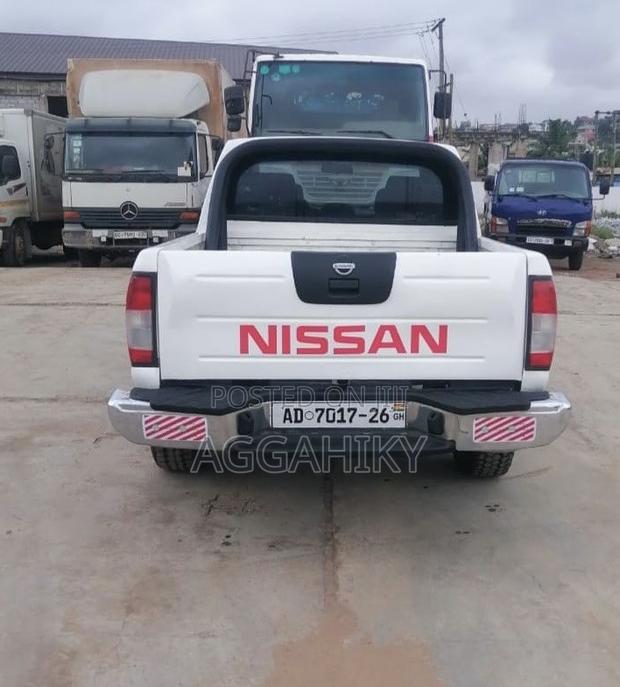 Nissan Hardbody 2010 White