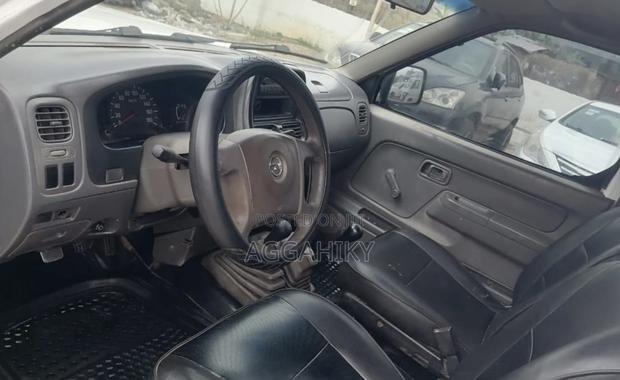 Nissan Hardbody 2010 White