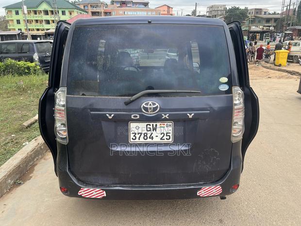 Toyota Voxy X 4WD 8-Seater 2011 Gray