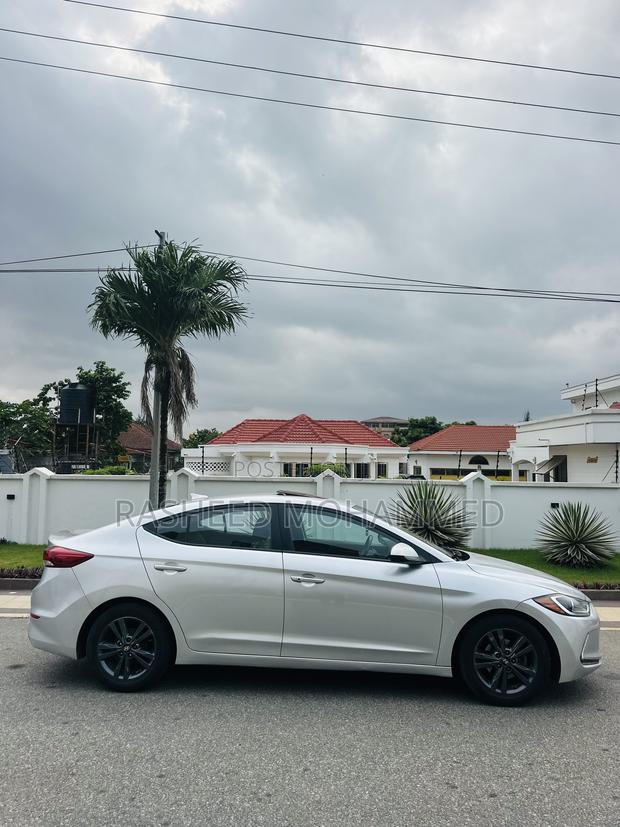 Hyundai Elantra Limited Sedan FWD (2.0L 4cyl 6A) 2017 Silver