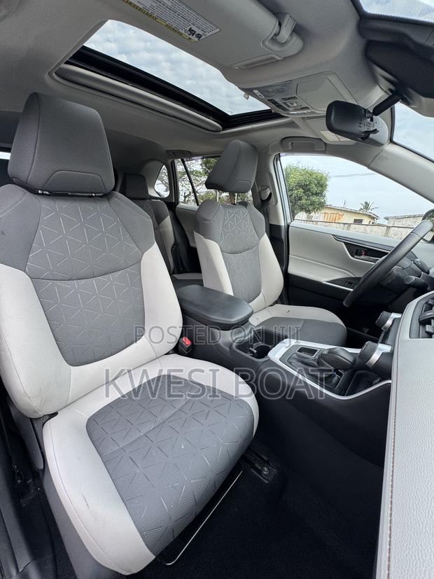Toyota RAV4 XLE 2022 Gray