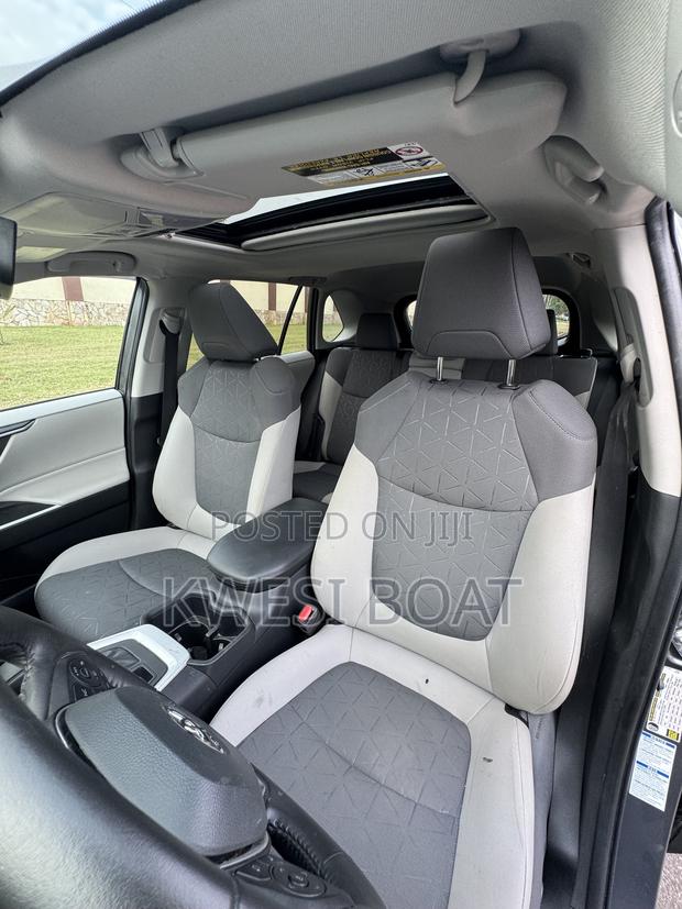 Toyota RAV4 XLE 2022 Gray