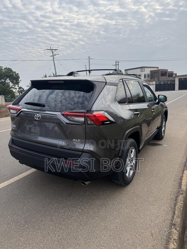 Toyota RAV4 XLE 2022 Gray