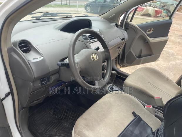 Toyota Vitz 1.3 AWD 5dr 2010 White