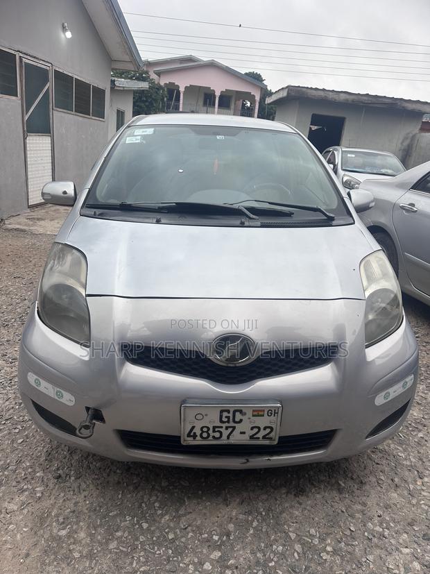 Toyota Vitz 1.3 FWD 5dr 2010 Silver