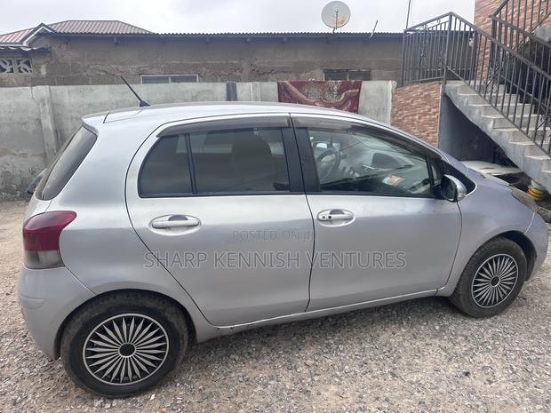 Toyota Vitz 1.3 FWD 5dr 2010 Silver