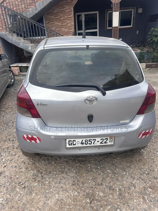 Toyota Vitz 1.3 FWD 5dr 2010 Silver