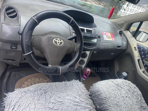 Toyota Vitz 1.3 FWD 5dr 2010 Silver