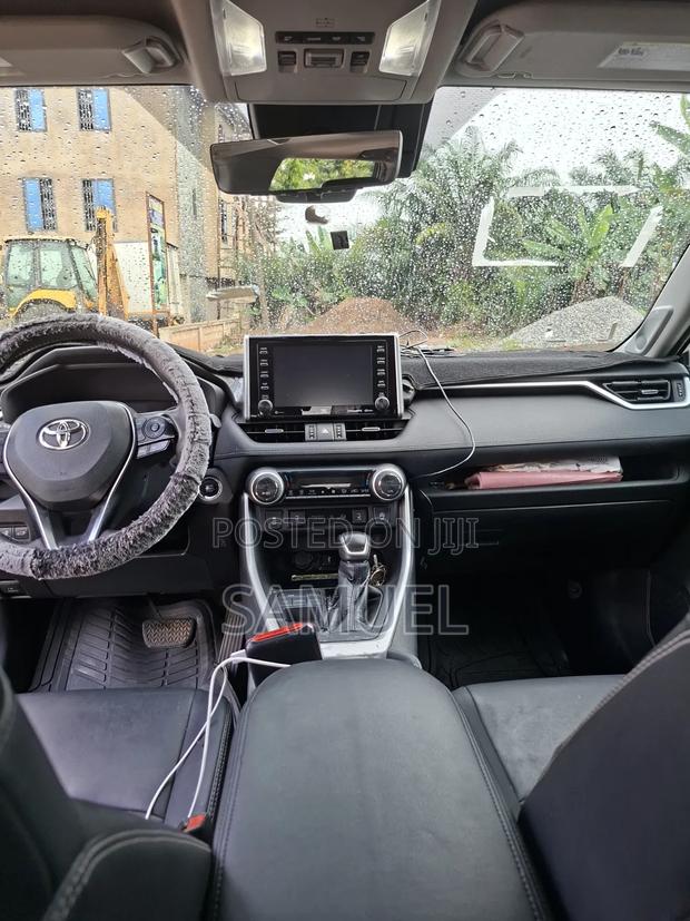 Toyota RAV4 XLE Premium 2021 Blue