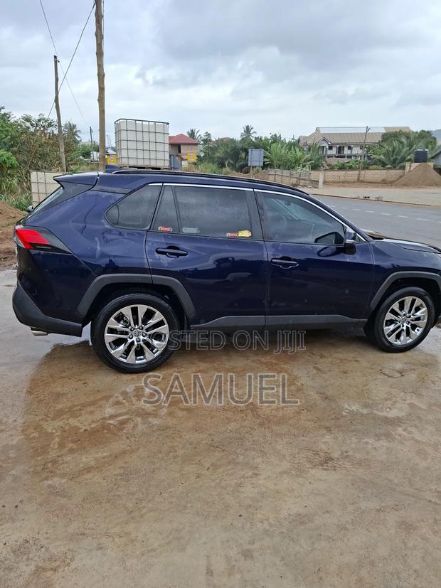 Toyota RAV4 XLE Premium 2021 Blue