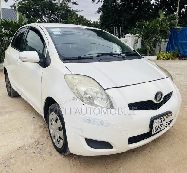 Toyota Vitz 1.3 AWD 5dr 2010 White