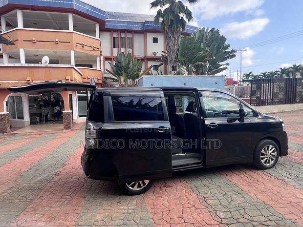 Toyota Voxy V 2WD 8-Seater 2010 Black