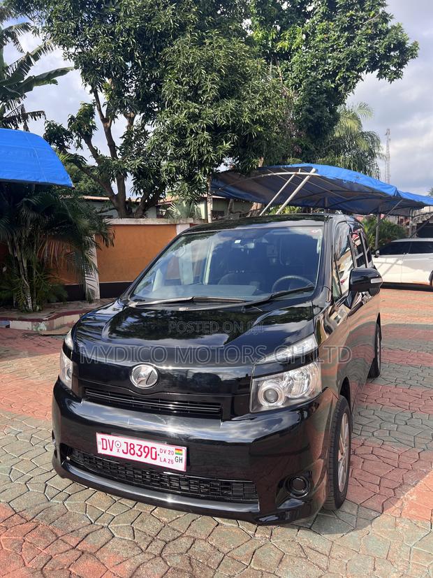 Toyota Voxy V 2WD 8-Seater 2010 Black