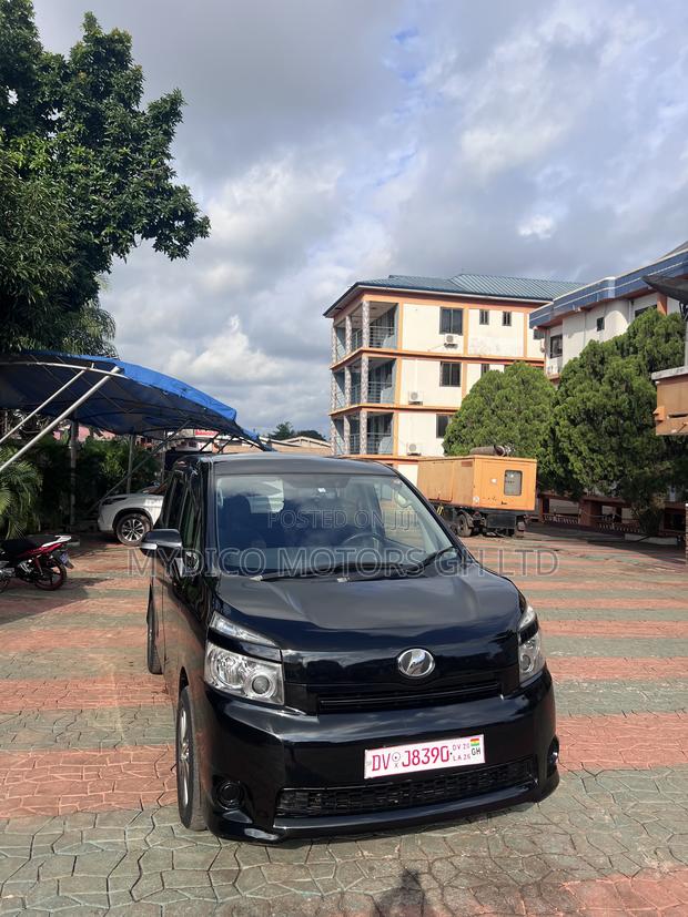 Toyota Voxy V 2WD 8-Seater 2010 Black