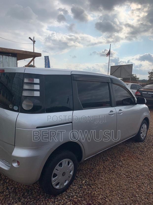 Toyota Sienta 2011 Silver